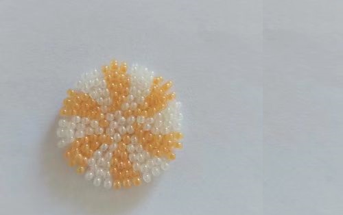 12月27日，手工活拿回家做在哪里找，小成本創(chuàng)業(yè)做手工傳承官，帶回家做的手工創(chuàng)業(yè)項目，依靠手工之家，大家通過手工有了好收入，圖為串珠米珠繡純手工產(chǎn)品剪影