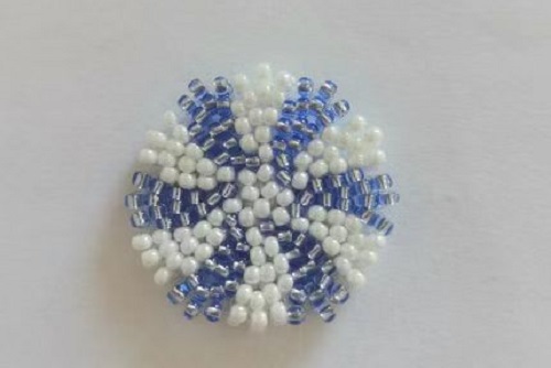 12月27日，手工活拿回家做在哪里找，小成本創(chuàng)業(yè)做手工傳承官，帶回家做的手工創(chuàng)業(yè)項目，依靠手工之家，大家通過手工有了好收入，圖為串珠米珠繡純手工產(chǎn)品剪影