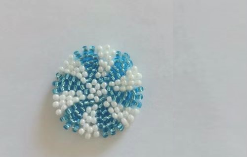 12月27日，手工活拿回家做在哪里找，小成本創(chuàng)業(yè)做手工傳承官，帶回家做的手工創(chuàng)業(yè)項目，依靠手工之家，大家通過手工有了好收入，圖為串珠米珠繡純手工產(chǎn)品剪影