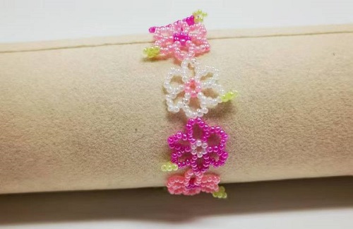 12月31日，在家里就能賺錢(qián)的工作，靈活就業(yè)副業(yè)創(chuàng)業(yè)，手工活加工外發(fā)回收，微創(chuàng)業(yè)開(kāi)手工加工廠(chǎng)，靈活掙錢(qián)增收，與手工之家合作穩(wěn)定可靠，圖為串珠米珠繡純手工產(chǎn)品剪影