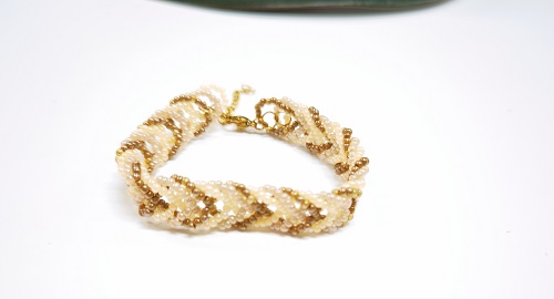 1月3日，兼職手工活可以帶回家做，小成本創(chuàng)業(yè)做手工傳承官，居家手工創(chuàng)業(yè)，手工之家的純手工給大家更多掙錢的渠道和方法，圖為串珠米珠繡純手工產(chǎn)品剪影