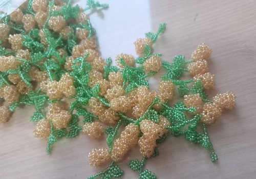 1月12日，手工兼職在家做，拿回家做的手工副業(yè)創(chuàng)業(yè)，微創(chuàng)業(yè)做手工傳承官，選擇手工之家，因為這里創(chuàng)新、誠信，圖為串珠米珠繡手工產(chǎn)品剪影