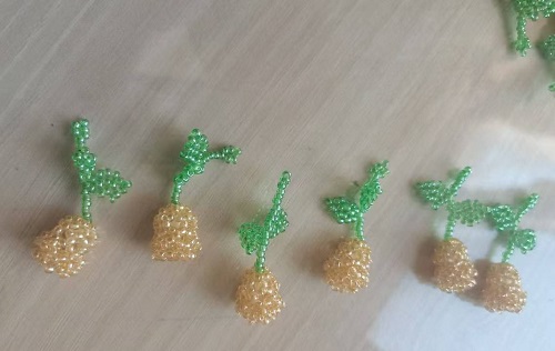 1月12日，手工兼職在家做，拿回家做的手工副業(yè)創(chuàng)業(yè)，微創(chuàng)業(yè)做手工傳承官，選擇手工之家，因為這里創(chuàng)新、誠信，圖為串珠米珠繡手工產(chǎn)品剪影