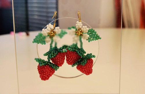 4月30日，手工外發(fā)加工正規(guī)的廠家，微創(chuàng)業(yè)做手工工作室，靈活自由在家手工創(chuàng)業(yè)，在手工之家，大家合作的手工業(yè)務(wù)多、收入好，圖為串珠米珠繡純手工產(chǎn)品剪影