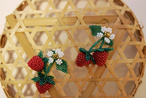 4月30日，手工外發(fā)加工正規(guī)的廠家，微創(chuàng)業(yè)做手工工作室，靈活自由在家手工創(chuàng)業(yè)，在手工之家，大家合作的手工業(yè)務(wù)多、收入好，圖為串珠米珠繡純手工產(chǎn)品剪影