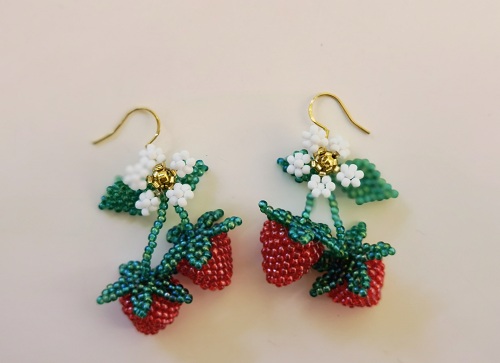 4月30日，手工外發(fā)加工正規(guī)的廠家，微創(chuàng)業(yè)做手工工作室，靈活自由在家手工創(chuàng)業(yè)，在手工之家，大家合作的手工業(yè)務(wù)多、收入好，圖為串珠米珠繡純手工產(chǎn)品剪影