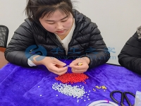 這份手工活串珠加工不受季節(jié)影響，常年有活干有錢(qián)賺