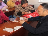 勵志珠珠繡加工手工活有明確驗收標(biāo)準(zhǔn)與專人指導(dǎo)，新手順利賺取加工費