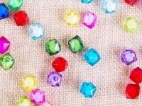 4月9日，想在家做手工活掙錢，拿回家做的手工活，手工之家的珠繡串珠外發(fā)手工活，居家就業(yè)創(chuàng)業(yè)都是好選擇，圖為珠繡串珠手工材料剪影