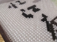 4月14日，讓努力和汗水有價值，正規(guī)手工活拿回家做，珠繡加工活外放的正規(guī)公司手工之家是個好選擇，圖為勵志珠珠繡串珠手工產(chǎn)品細(xì)節(jié)剪影