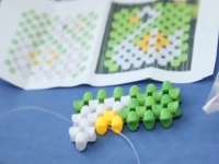 4月19日，代加工手工活，手工活兼職，加工活外放的正規(guī)公司手工之家為什么要這么做，圖為勵志珠珠繡串珠產(chǎn)品手工材料剪影