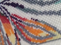 4月18日，在家做手工活想多掙錢，這個拿回家做的手工活加工項目有多種合作模式，圖為手工之家的勵志珠珠繡手工成品細節(jié)剪影