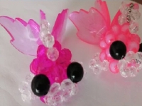 4月20日，純手工活外發(fā)加工項目，可以寄到家做的手工活中，手工之家的珠繡串珠能給他們帶來這么多，圖為勵志珠珠繡串珠手工產(chǎn)品剪影