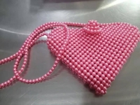 4月23日，拿回家做的手工活，在家做手工活掙錢，選擇手工之家，這里的加工費高嗎？圖為勵志珠珠繡串珠手工珠包產(chǎn)品剪影