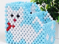 5月25日，拿回家做的手工活大批，加工活外放的正規(guī)公司，手工之家的珠繡材料套件很貼心，圖為珠繡串珠手工（筆筒）產(chǎn)品剪影