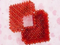 6月2日，在家做的手工活正規(guī)平臺，帶回家做手工活，手工之家在材料提供上也人性化，圖為勵志珠珠繡串珠手工產(chǎn)品剪影