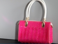 6月9日，找附近手工活拿回家做，網(wǎng)上接手工活的平臺，手工之家開放平等，平臺以誠相待，圖為勵志珠珠繡串珠手工產(chǎn)品剪影