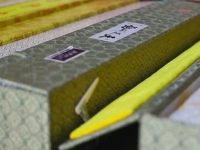 6月11日，手工活外發(fā)加工，正規(guī)手工活大批量外發(fā)加工，手工之家對珠繡手工的專業(yè)和全面，圖為勵志珠珠繡手工產(chǎn)品外包裝剪影