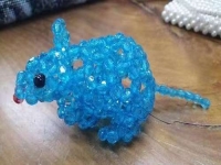 6月13日，手工兼職招聘帶回家做，手工外包發(fā)布平臺，選擇手工之家因為這里驗收標準清楚明白，圖為勵志珠珠繡串珠手工產(chǎn)品剪影