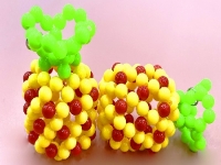 6月16日，正規(guī)手工活外發(fā)平臺(tái)，純手工活外發(fā)加工項(xiàng)目，手工之家的純手工產(chǎn)品發(fā)展有大空間，圖為勵(lì)志珠珠繡串珠手工產(chǎn)品剪影