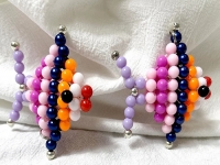 6月18日，正規(guī)手工活拿回家做，純手工活外發(fā)加工，手工之家的珠繡串珠產(chǎn)品回收和加工費(fèi)結(jié)算制度很好，圖為勵(lì)志珠珠繡串珠手工產(chǎn)品剪影