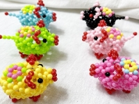 6月20日，想接正規(guī)廠家的手工活，手工活接單平臺(tái)，有了時(shí)間精力，很多人選擇手工之家的外發(fā)手工活，圖為勵(lì)志珠珠繡串珠手工產(chǎn)品剪影