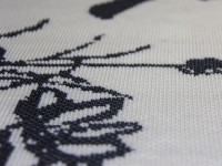 6月24日，農(nóng)村手工活外發(fā)加工，簡(jiǎn)單好做的串珠手工活兼職，對(duì)于這個(gè)人群來說，手工之家的手工活可以個(gè)人做，也適合組織人一起做，圖為勵(lì)志珠珠繡手工產(chǎn)品細(xì)節(jié)剪影