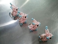 6月26日，正規(guī)手工活接單平臺(tái)，拿回家做的手工活，手工之家的非遺傳統(tǒng)手工珠繡發(fā)展有好的條件和基礎(chǔ)，圖為勵(lì)志珠珠繡串珠手工產(chǎn)品剪影