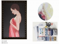 6月30日，手工活兼職，找附近手工活拿回家做，手工之家的珠繡串珠手工成品銷售市場(chǎng)開拓常抓不懈，圖為勵(lì)志珠珠繡串珠手工產(chǎn)品剪影