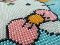 9月18日，正規(guī)純手工活外發(fā)，在家兼職手工活，手工之家的珠繡串珠手工很適合在家加工，圖為勵志珠珠繡手工產(chǎn)品細(xì)節(jié)剪影