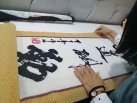 9月25日，可以帶回家做的手工活，在家做手工活掙錢，手工之家是大家居家就業(yè)創(chuàng)業(yè)的好選擇，圖為勵志珠珠繡串珠手工成品倉庫驗收剪影