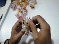 9月28日，拿回家做的手工活，正規(guī)供料的手工活，合適的手工，合作和服務(wù)都好，越來越多人在手工之家通過手工成長收獲，圖為勵志珠珠繡串珠手工成品庫驗收剪影