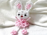 7月5日，可以帶回家做的手工活，在家做手工兼職，讓加工人員多掙錢，對于手工之家來說是創(chuàng)新的目標之一，圖為勵志珠珠繡串珠手工產(chǎn)品剪影