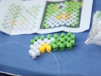 7月17日，帶回家做的手工活，在家兼職手工活，居家就業(yè)之外，手工之家的珠繡手工也是個創(chuàng)業(yè)好項目，圖為勵志珠珠繡串珠手工材料和產(chǎn)品剪影 