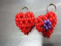 7月20日，在家做的手工活正規(guī)平臺，手工活外發(fā)加工正規(guī)的廠家，每一次成品銷售手工之家都是全力的，圖為勵志珠珠繡串珠手工產(chǎn)品剪影 