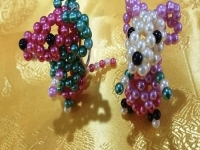 7月29日，正規(guī)純手工活外發(fā)，手工活外發(fā)加工，合作共贏成就手工之家與加工人員的良好關(guān)系，圖為勵(lì)志珠珠繡串珠手工產(chǎn)品剪影