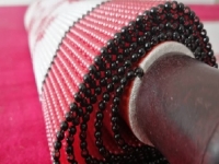 8月10日，正規(guī)手工活平臺(tái)，正規(guī)手工活大批量外發(fā)加工，要找好驗(yàn)收、加工費(fèi)結(jié)算好的手工之家，圖為勵(lì)志珠珠繡手工產(chǎn)品細(xì)節(jié)剪影