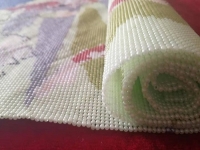 8月11日，手工活外發(fā)加工正規(guī)的廠家，在家做手工，重視產(chǎn)品研發(fā)設(shè)計(jì)是手工之家不斷向前的重要?jiǎng)恿?，圖為勵(lì)志珠珠繡串珠手工產(chǎn)品剪影