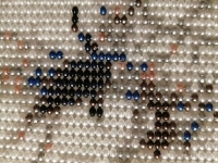 8月13日，手工活拿回家做，手工活接單平臺(tái)，影響加工人員收入的因素，在手工之家都有好的解決方法，圖為勵(lì)志珠珠繡手工產(chǎn)品細(xì)節(jié)剪影