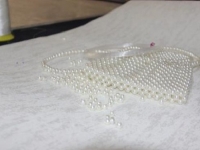 8月30日，加工活外放的正規(guī)公司，帶回家做的手工活，手工之家的加工體系離不開企業(yè)初心和加工人員的付出，圖為勵志珠珠繡串珠手工材料剪影