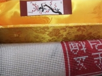 10月2日，在家做手工活掙錢，寄到家做的手工活，手工之家堅持對珠繡非遺傳統(tǒng)手工的傳承和創(chuàng)新，圖為勵志珠珠繡串珠手工產(chǎn)品及外包裝剪影