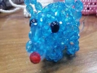 10月9日，拿回家做的手工活，可靠的手工活外發(fā)，產(chǎn)品設(shè)計精美、種類豐富，就在手工之家，圖為勵志珠珠繡串珠手工產(chǎn)品剪影