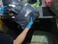 10月12日，想接正規(guī)廠家的手工活，在家做手工活，很受歡迎的手工之家敬業(yè)、重視服務(wù)，圖為勵志珠珠繡串珠手工材料倉庫發(fā)貨剪影