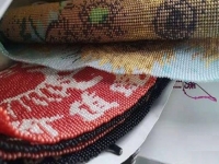 10月13日，純手工活代加工，手工外包發(fā)布平臺，手工之家負(fù)責(zé)提供的加工材料，齊全完備，圖為勵志珠珠繡串珠手工產(chǎn)品剪影