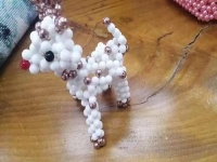 10月14日，純手工活外發(fā)加工項(xiàng)目，附近手工活拿回家做，手工之家和珠繡串珠手工優(yōu)勢明顯，圖為勵志珠珠繡串珠手工產(chǎn)品剪影