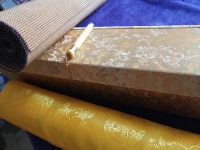 10月20日，拿回家做的手工活，長期穩(wěn)定的手工活，手工之家的個性化定制服務(wù)讓人滿意，圖為勵志珠珠繡串珠手工產(chǎn)品及外包裝剪影