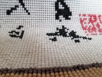 10月21日，純手工創(chuàng)業(yè)項(xiàng)目，正規(guī)可靠的在家手工項(xiàng)目，手工之家的加工人員有推薦，圖為勵志珠珠繡串珠手工產(chǎn)品剪影