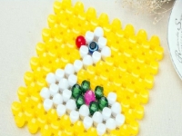 11月19日，拿回家做的手工，靈活就業(yè)創(chuàng)業(yè)手工項目，在手工之家個人做和開手工工作室、以及邊加工邊銷售，哪個更合適？圖為勵志珠珠繡串珠手工產品剪影