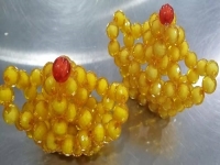 12月1日，新的一月，把純手工拿回家做，靈活就業(yè)創(chuàng)業(yè)，手工之家以誠待人、以真為本，圖為勵志珠珠繡串珠手工產(chǎn)品剪影