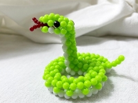 12月29日，月底也是年底，想接正規(guī)廠家的手工項(xiàng)目，在家通過手工靈活就業(yè)，手工之家的純手工項(xiàng)目不斷在創(chuàng)新中發(fā)展，圖為勵(lì)志珠珠繡串珠手工產(chǎn)品剪影